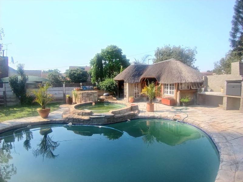 Spacious Family Home with Modern Amenities - Photo 3