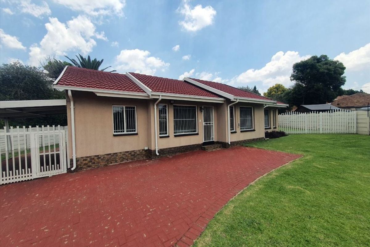 Charming Three-Bedroom Home with Ample Parking - Photo 3