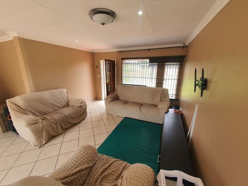 Charming Three-Bedroom Home with Ample Parking - Photo 2