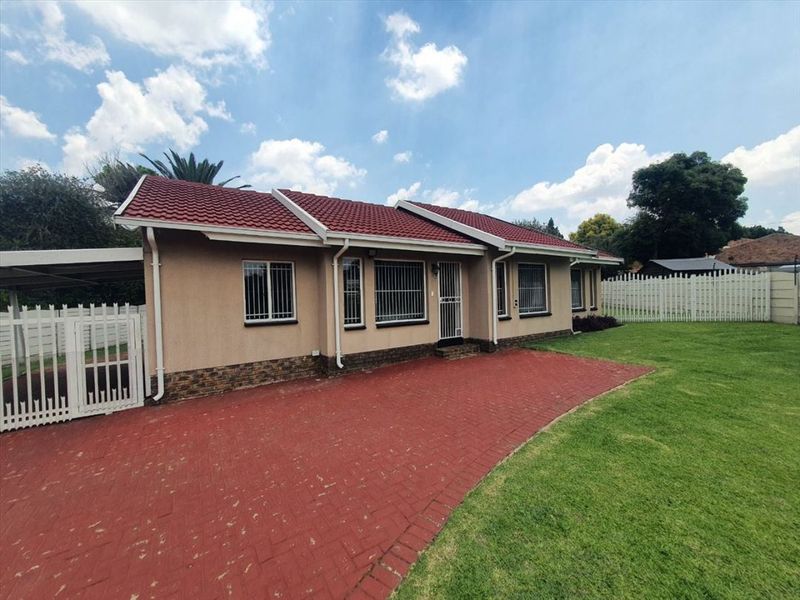 Charming Three-Bedroom Home with Ample Parking - Photo 3
