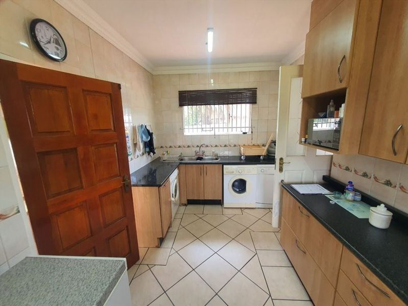Charming Three-Bedroom Home with Ample Parking - Photo 1