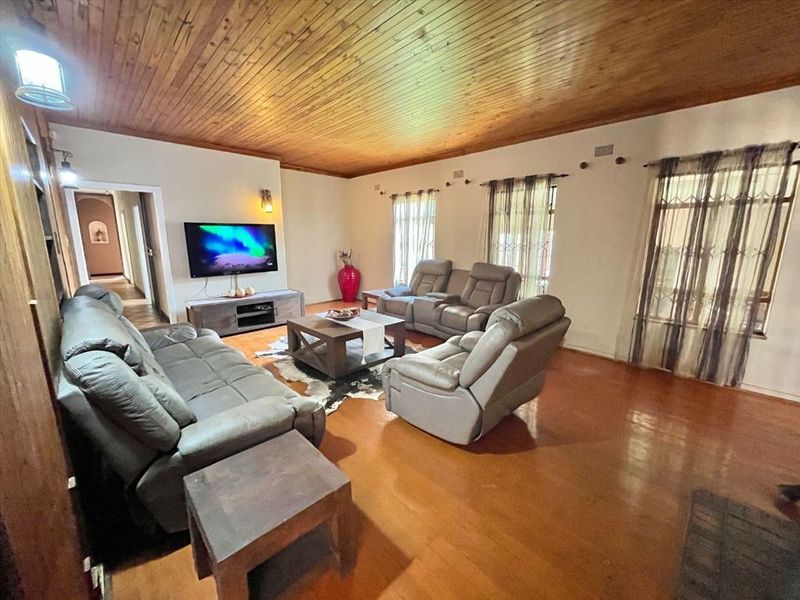 Elegant Five-Bedroom Home with Generous Living Spaces - Photo 2