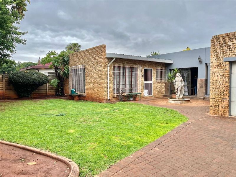 Elegant Five-Bedroom Home with Generous Living Spaces - Photo 3