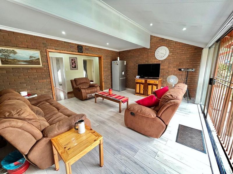 Well-Appointed Four-Bedroom Family Home with Pool - Photo 2