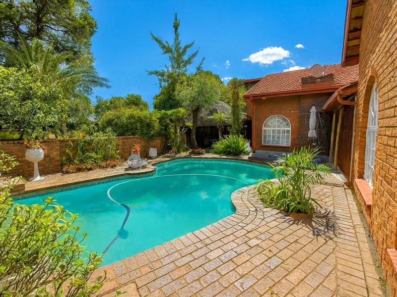 Well-Appointed Four-Bedroom Family Home with Pool - Photo 3