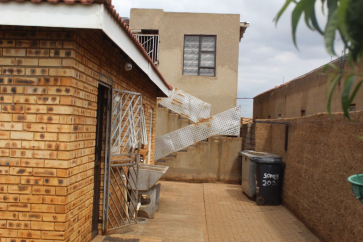 STUNNING 2 BEDROOM HOUSE WITH 4 DOUBLE STOREY - Photo 3
