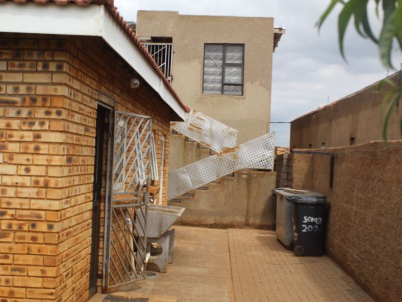 STUNNING 2 BEDROOM HOUSE WITH 4 DOUBLE STOREY - Photo 3