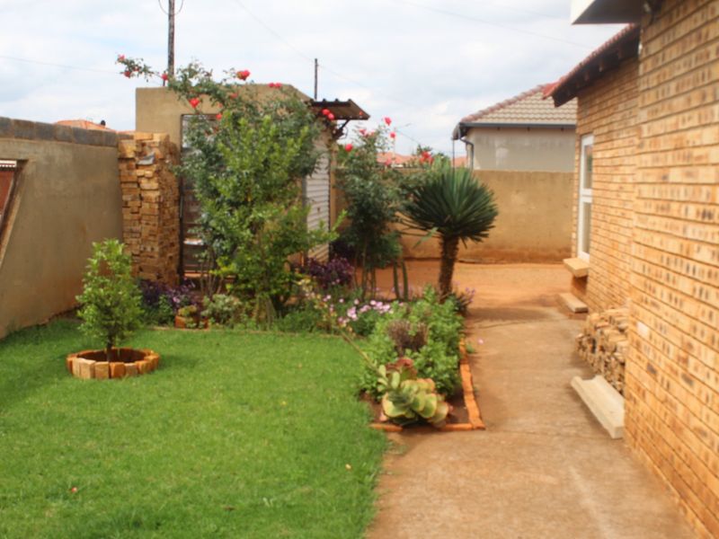 STUNNING 2 BEDROOM HOUSE WITH 4 DOUBLE STOREY - Photo 1