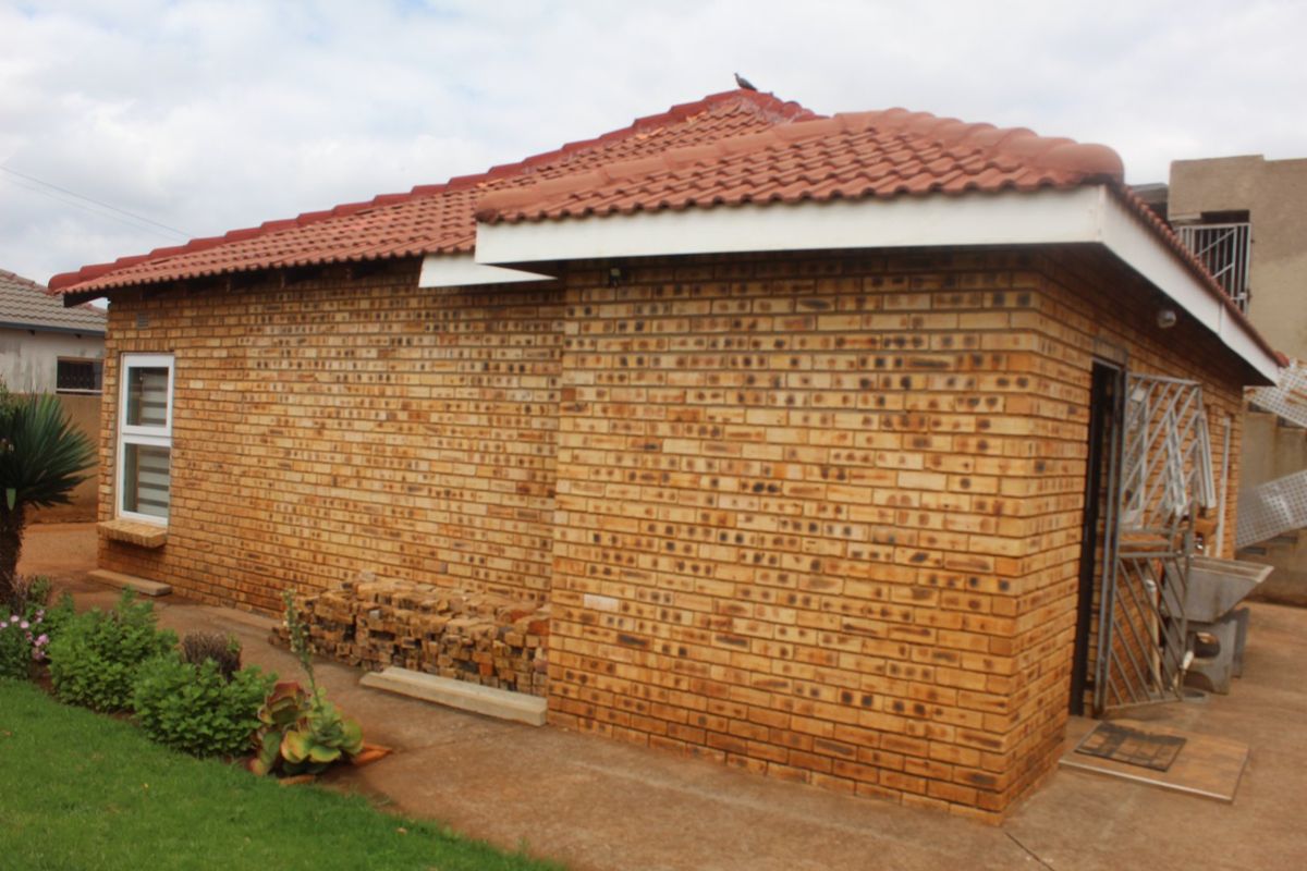 STUNNING 2 BEDROOM HOUSE WITH 4 DOUBLE STOREY - Photo 2