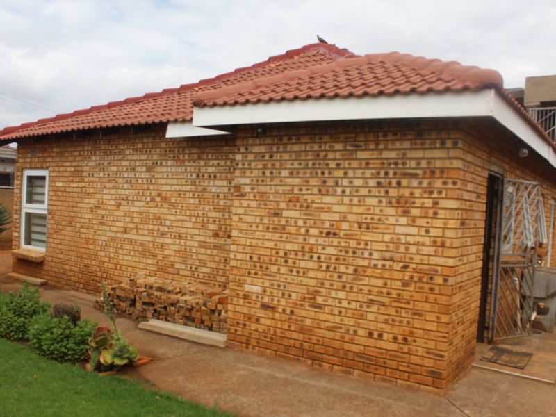 STUNNING 2 BEDROOM HOUSE WITH 4 DOUBLE STOREY - Photo 2