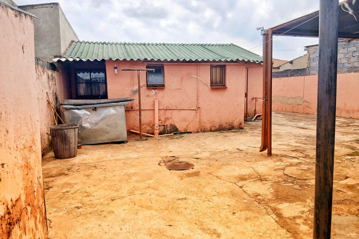 2 Bedroom House in Naledi - Photo 5