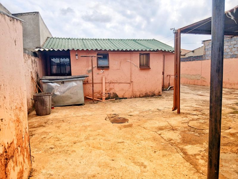 2 Bedroom House in Naledi - Photo 5