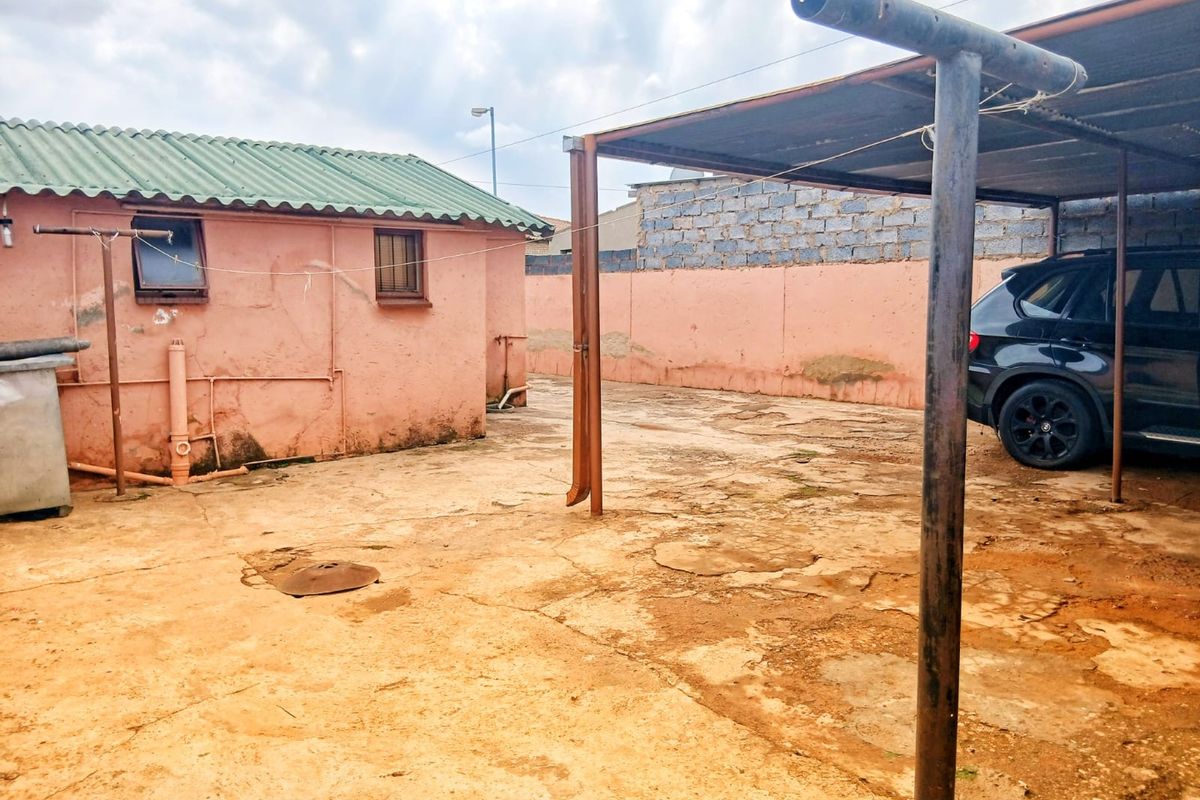 2 Bedroom House in Naledi - Photo 4