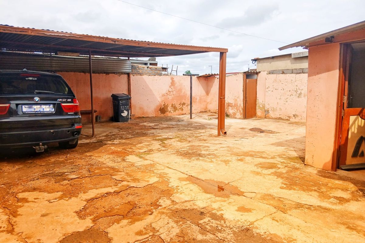 2 Bedroom House in Naledi - Photo 3