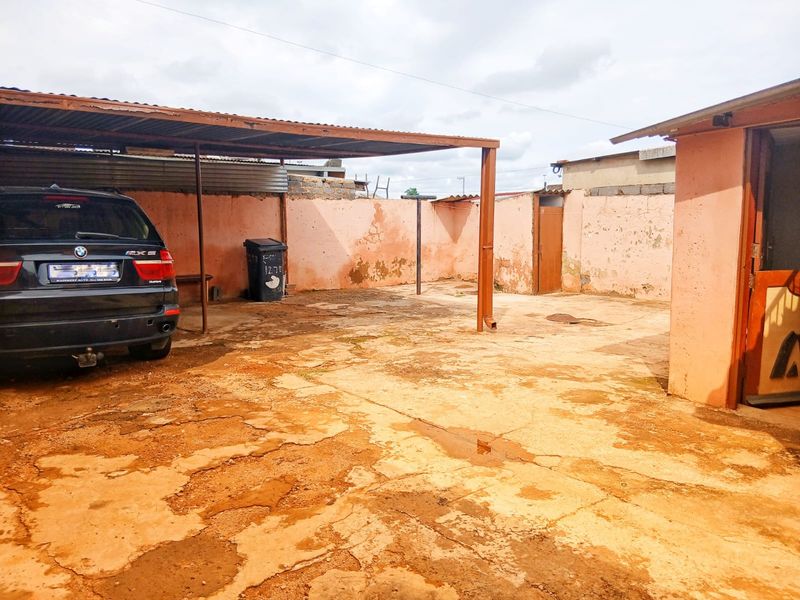 2 Bedroom House in Naledi - Photo 3