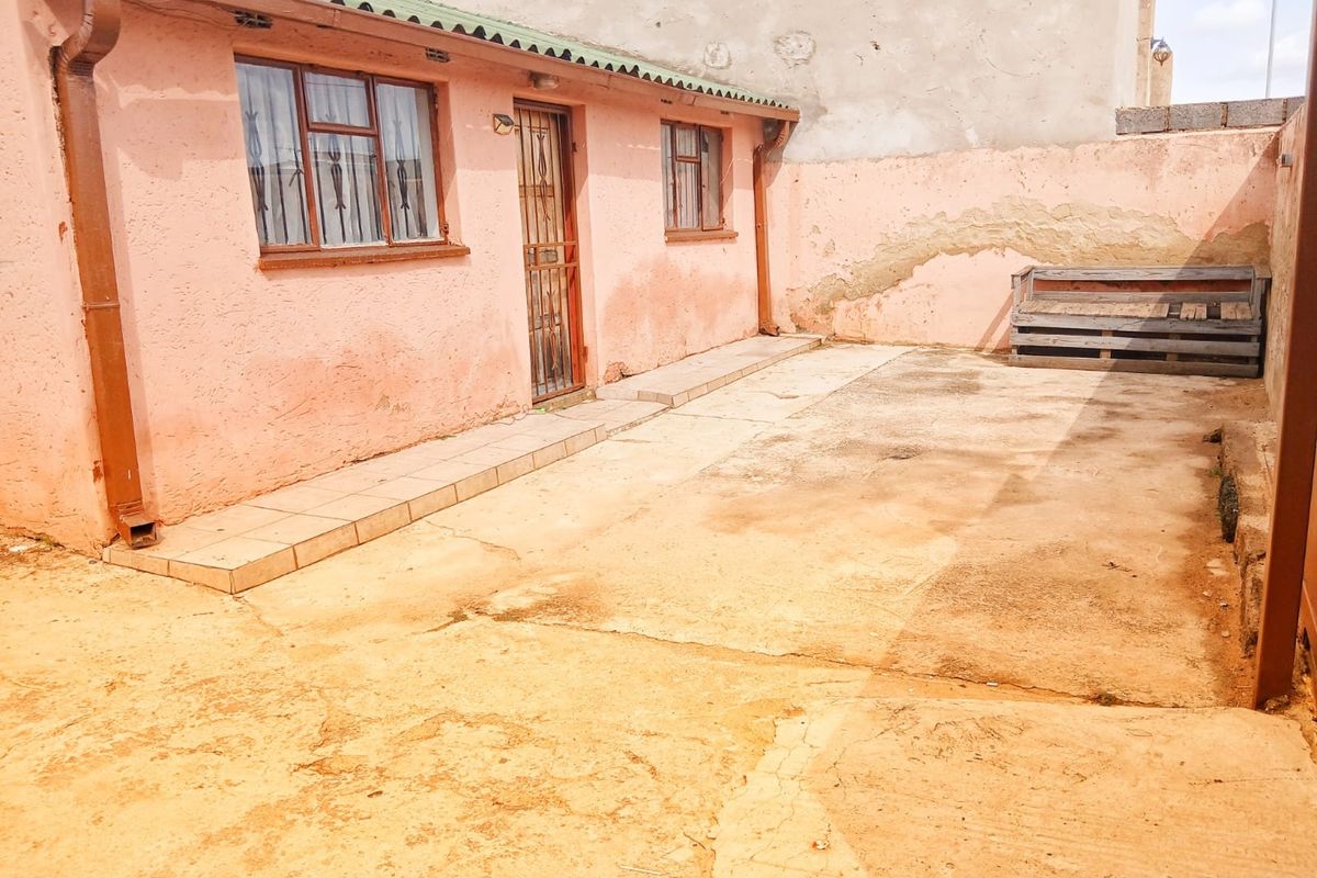 2 Bedroom House in Naledi - Photo 2