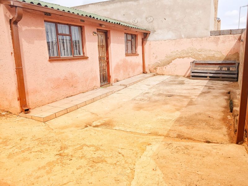 2 Bedroom House in Naledi - Photo 2