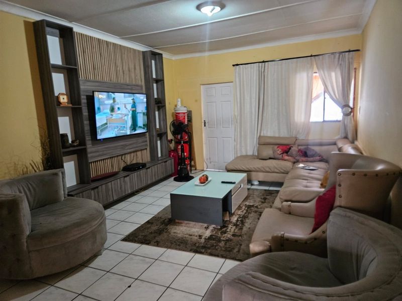 Lovely 3-Bedroom First-Floor Flat – Ready to Invest or Move In - Photo 2