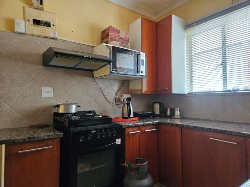 Lovely 3-Bedroom First-Floor Flat – Ready to Invest or Move In - Photo 8