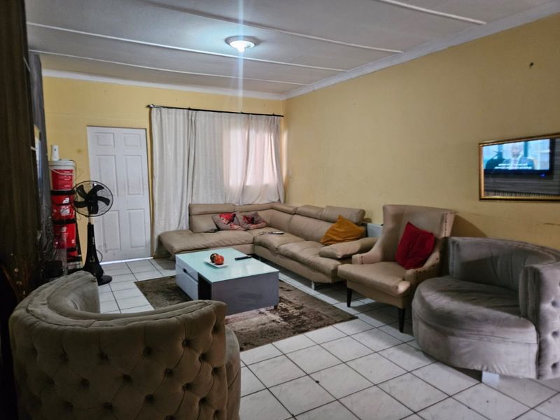 Lovely 3-Bedroom First-Floor Flat – Ready to Invest or Move In - Photo 3