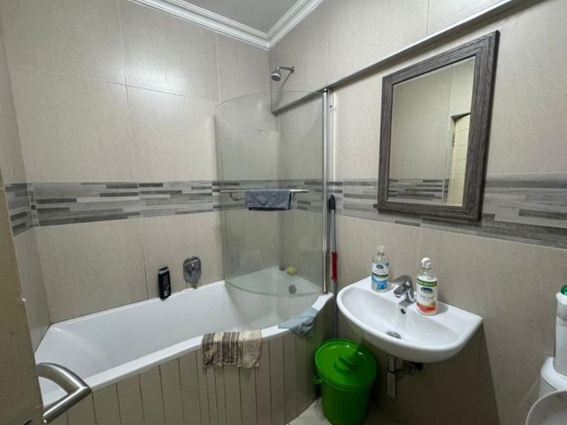 2 Bedroom, 1 Bathroom Apartment for Sale in Umhlanga, Durban - Photo 8