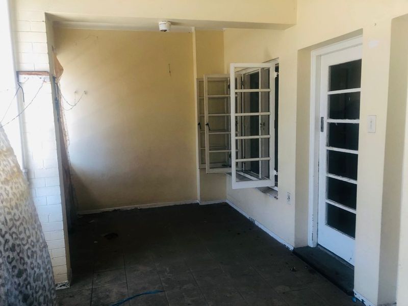 2.5 Bedrooms, 1 Bathrooms Apartment For Sale In Bulwer, Berea, Durban - Photo 6