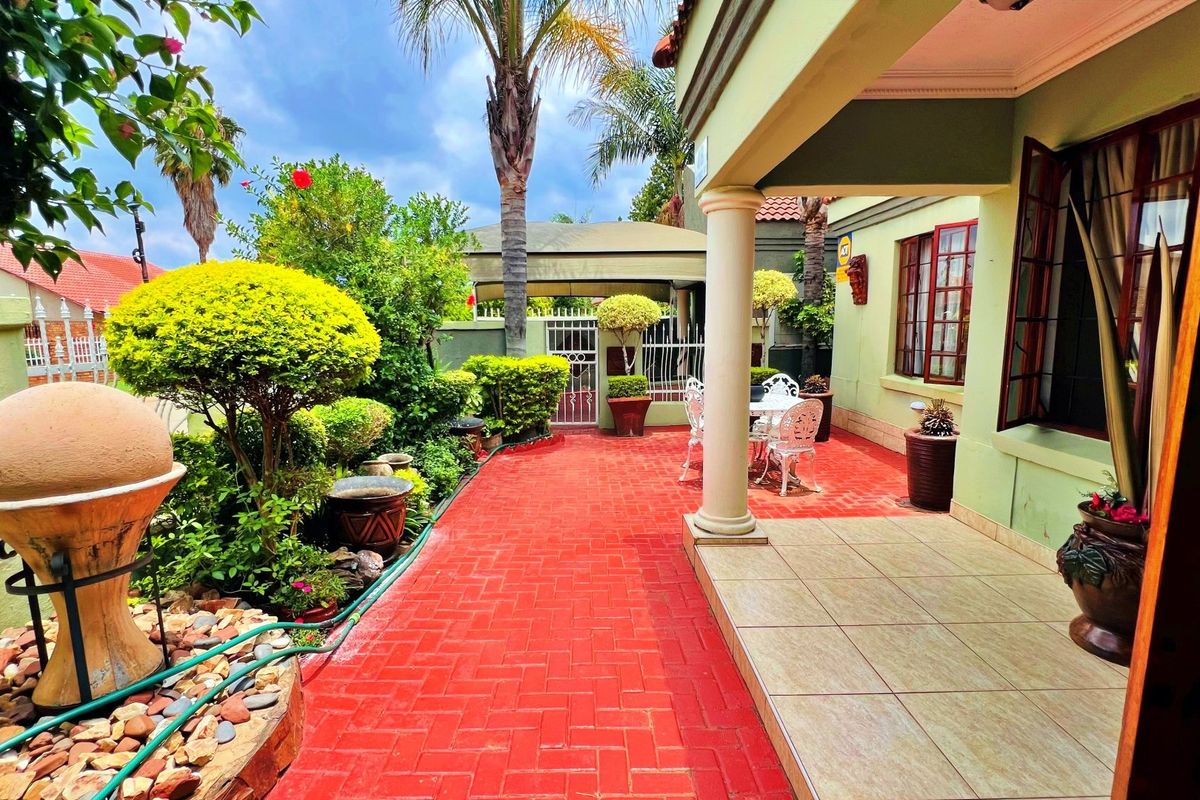 3 Bedroom 2 bathroom House for sale - Photo 2