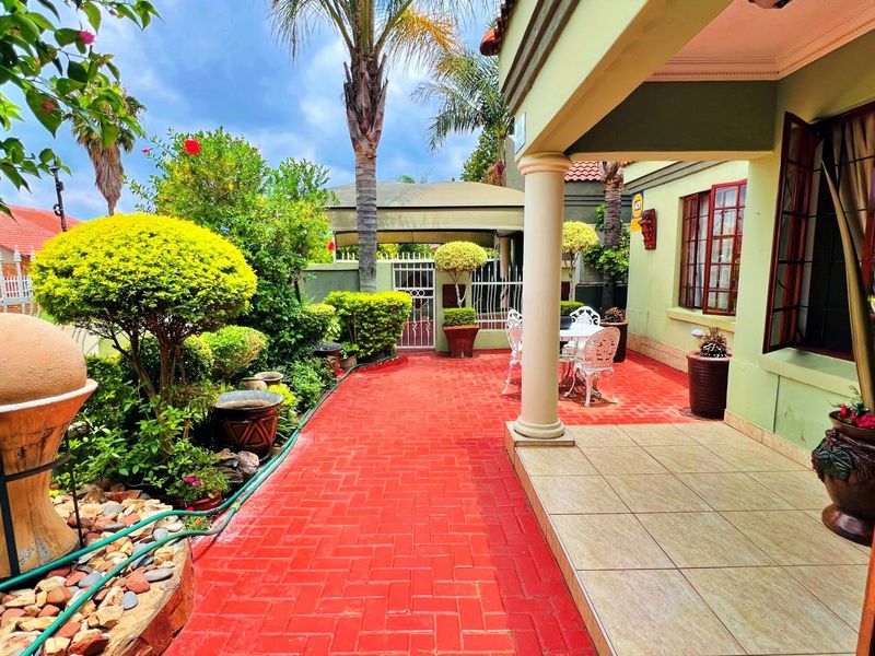 3 Bedroom 2 bathroom House for sale - Photo 2