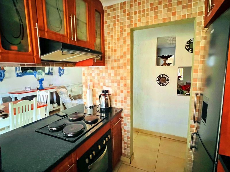 3 Bedroom 2 bathroom House for sale - Photo 8