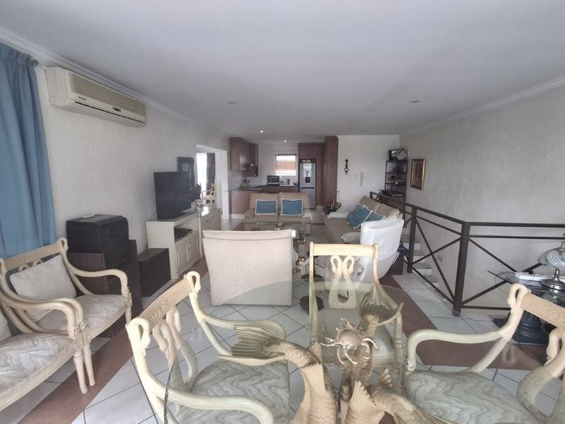 Bright Airy Townhouse Set In An Intimate And Beautifully Maintained Complex - Photo 10