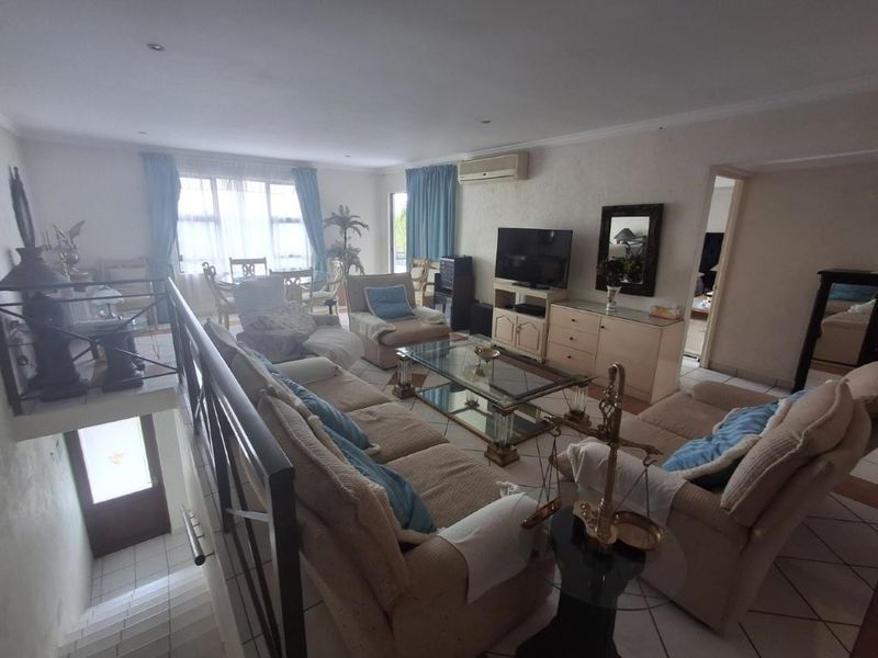 Bright Airy Townhouse Set In An Intimate And Beautifully Maintained Complex - Photo 7