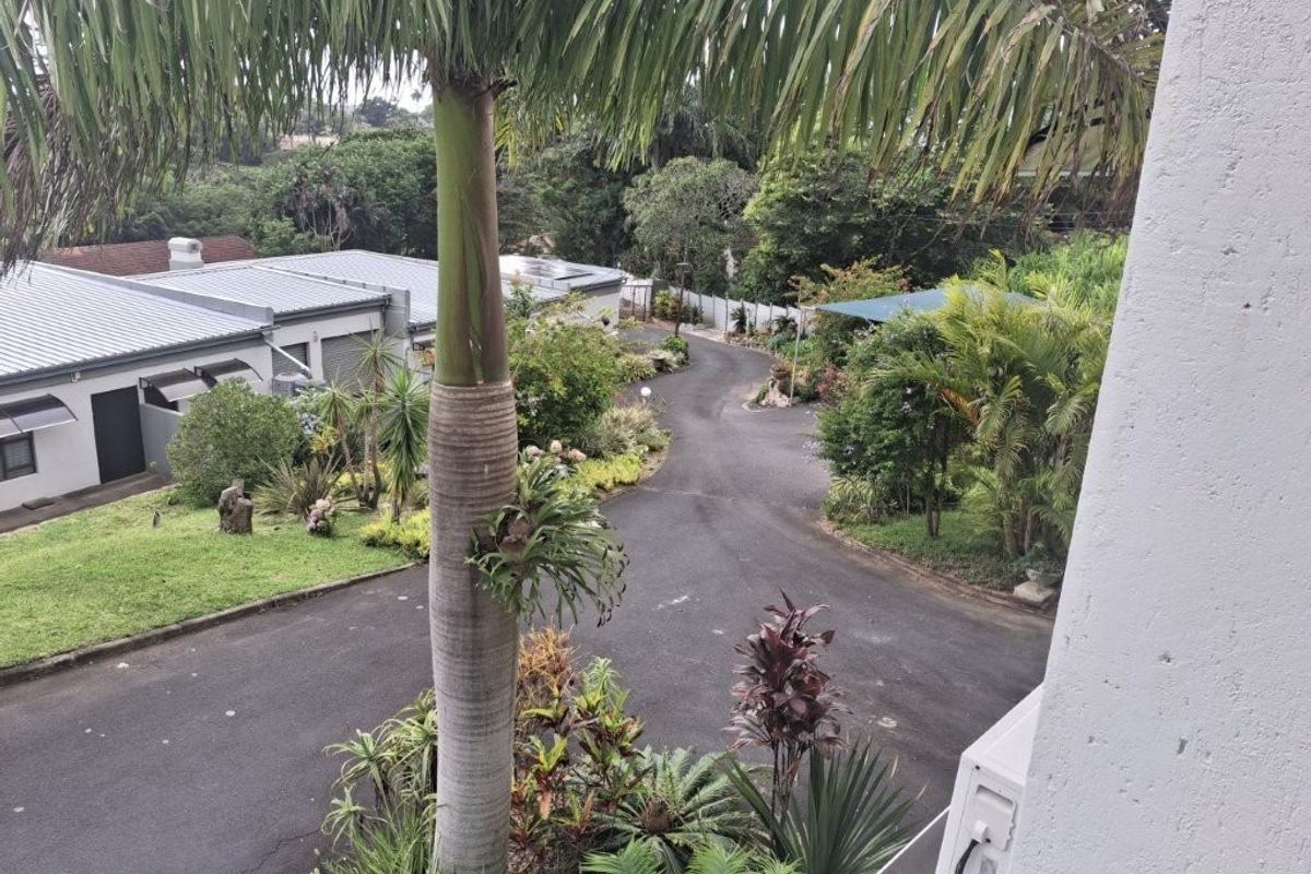 Bright Airy Townhouse Set In An Intimate And Beautifully Maintained Complex - Photo 4