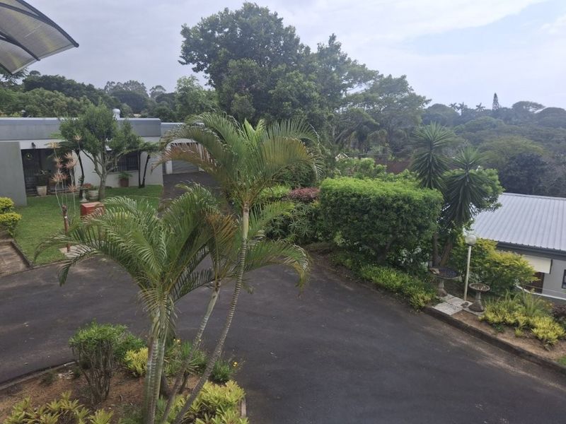 Bright Airy Townhouse Set In An Intimate And Beautifully Maintained Complex - Photo 2