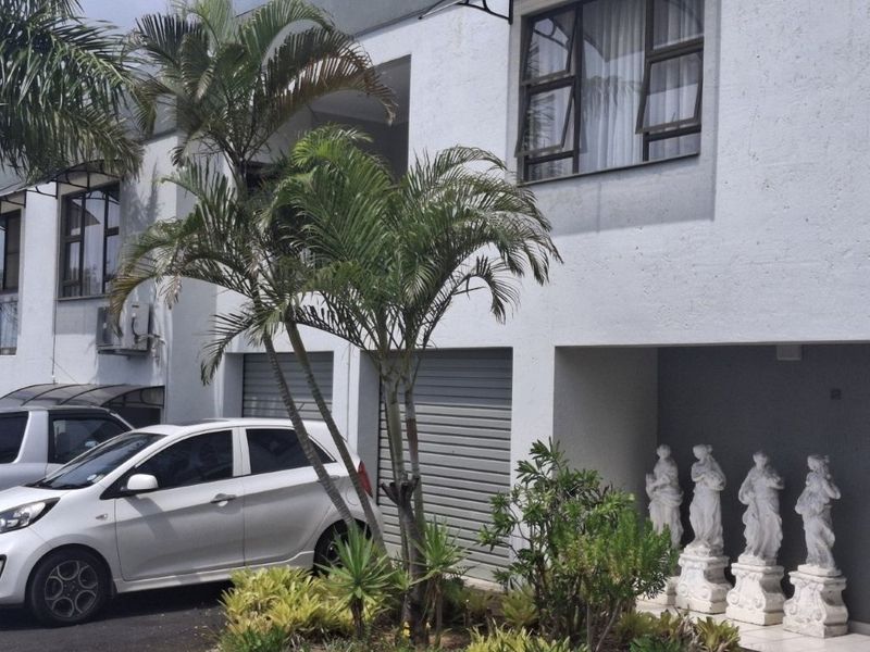 Bright Airy Townhouse Set In An Intimate And Beautifully Maintained Complex - Photo 1