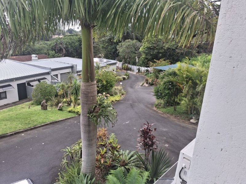 Bright Airy Townhouse Set In An Intimate And Beautifully Maintained Complex - Photo 4