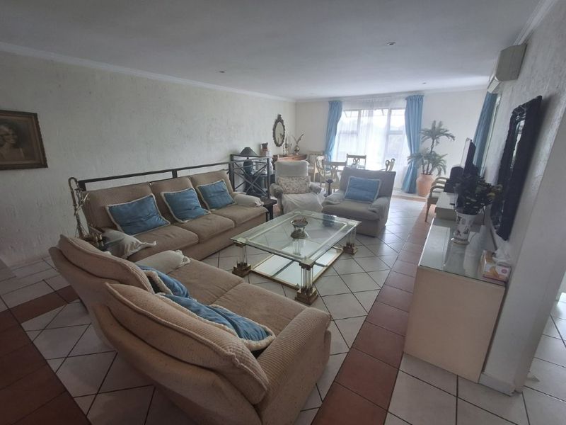 Bright Airy Townhouse Set In An Intimate And Beautifully Maintained Complex - Photo 6