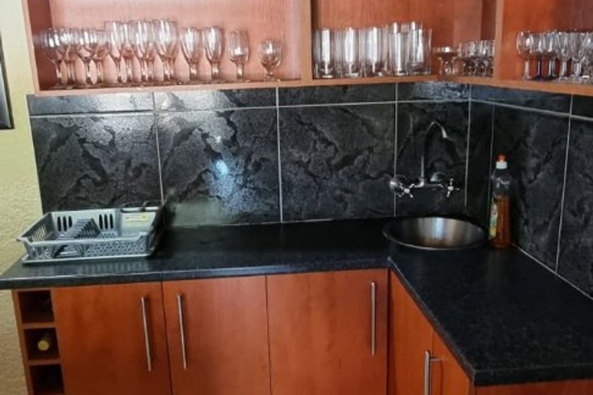 SPACIOUS FAMILY HOME / INVESTMENT PROPERTY UP FOR GRABS! - Photo 2