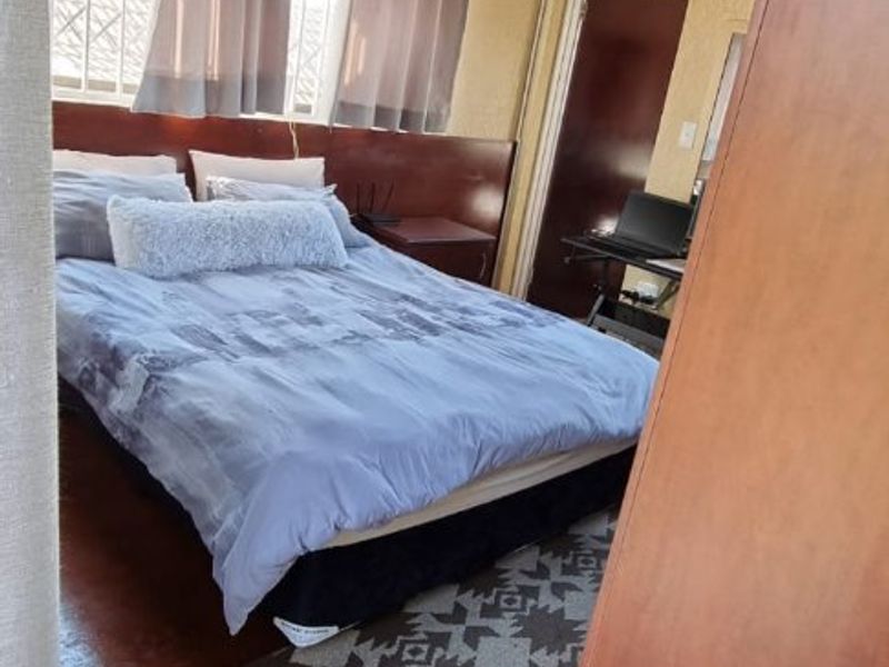 SPACIOUS FAMILY HOME / INVESTMENT PROPERTY UP FOR GRABS! - Photo 3