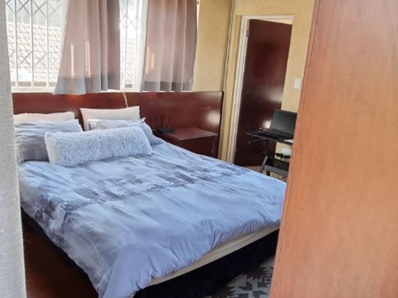 SPACIOUS FAMILY HOME / INVESTMENT PROPERTY UP FOR GRABS! - Photo 4