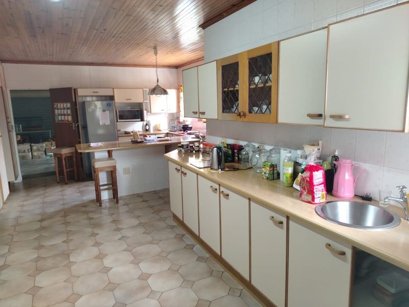 7 Bedroom Family Home is a gem!  - Photo 9