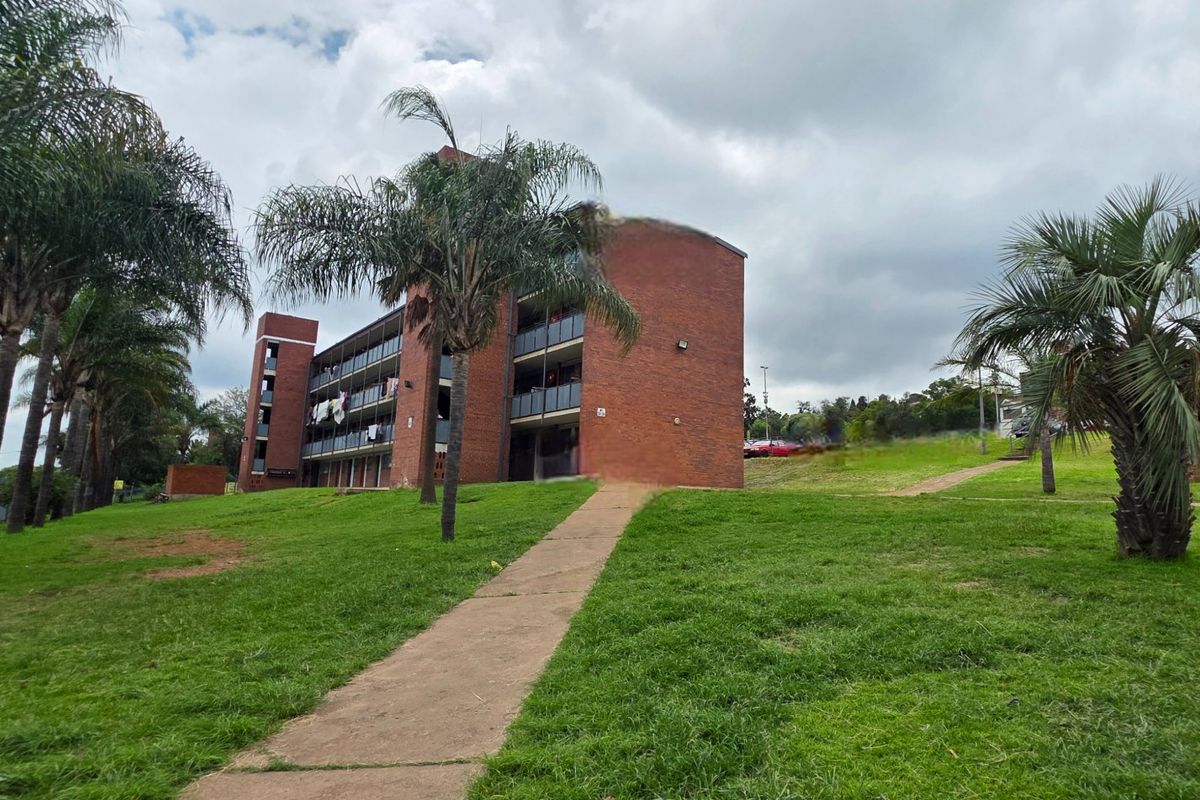 3 Bedroom Secure Front Facing Unit with 24 Hour Security - Photo 3