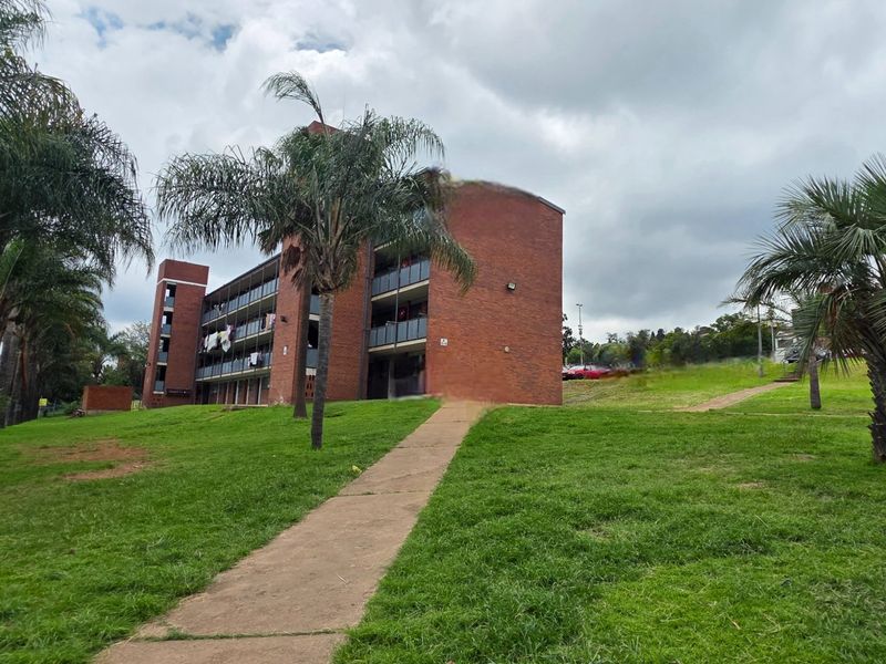 3 Bedroom Secure Front Facing Unit with 24 Hour Security - Photo 3