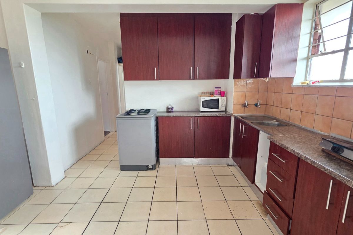 3 Bedroom Secure Front Facing Unit with 24 Hour Security - Photo 4