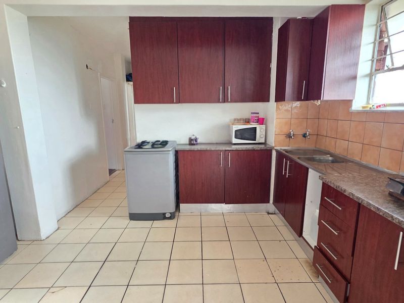 3 Bedroom Secure Front Facing Unit with 24 Hour Security - Photo 4