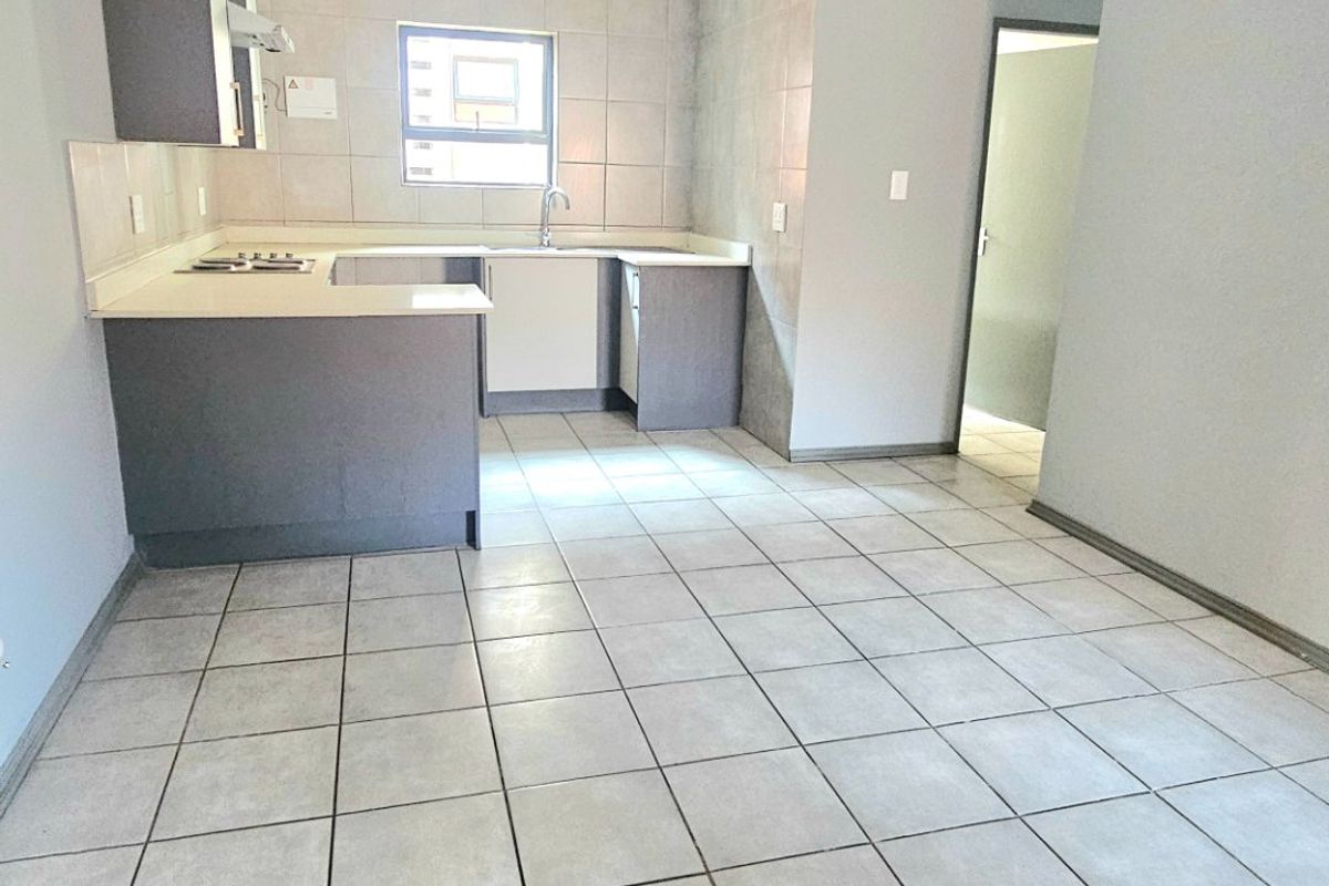 Lovely Modern 3 Bedroom Apartment - Photo 3