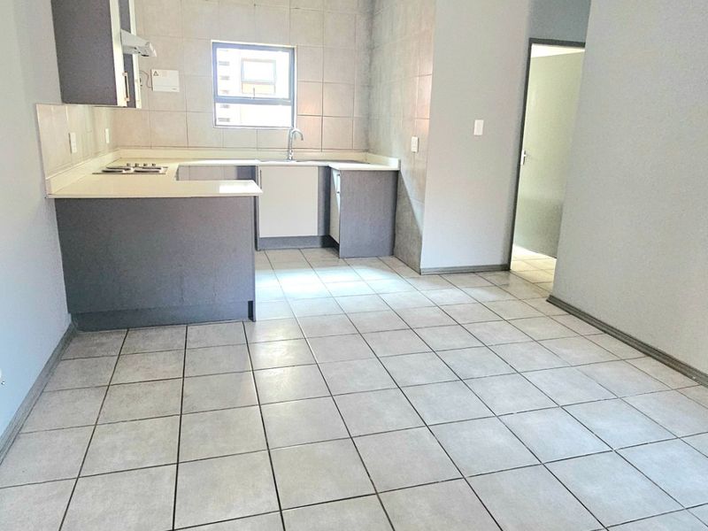 Lovely Modern 3 Bedroom Apartment - Photo 3