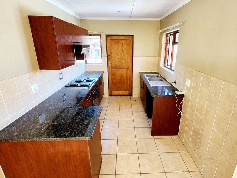 Two Bedroom Townhouse For Sale in Saint Remy, Arundo Security Estate - Photo 8