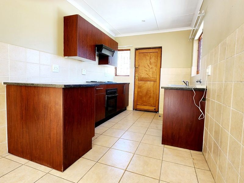 Two Bedroom Townhouse For Sale in Saint Remy, Arundo Security Estate - Photo 9