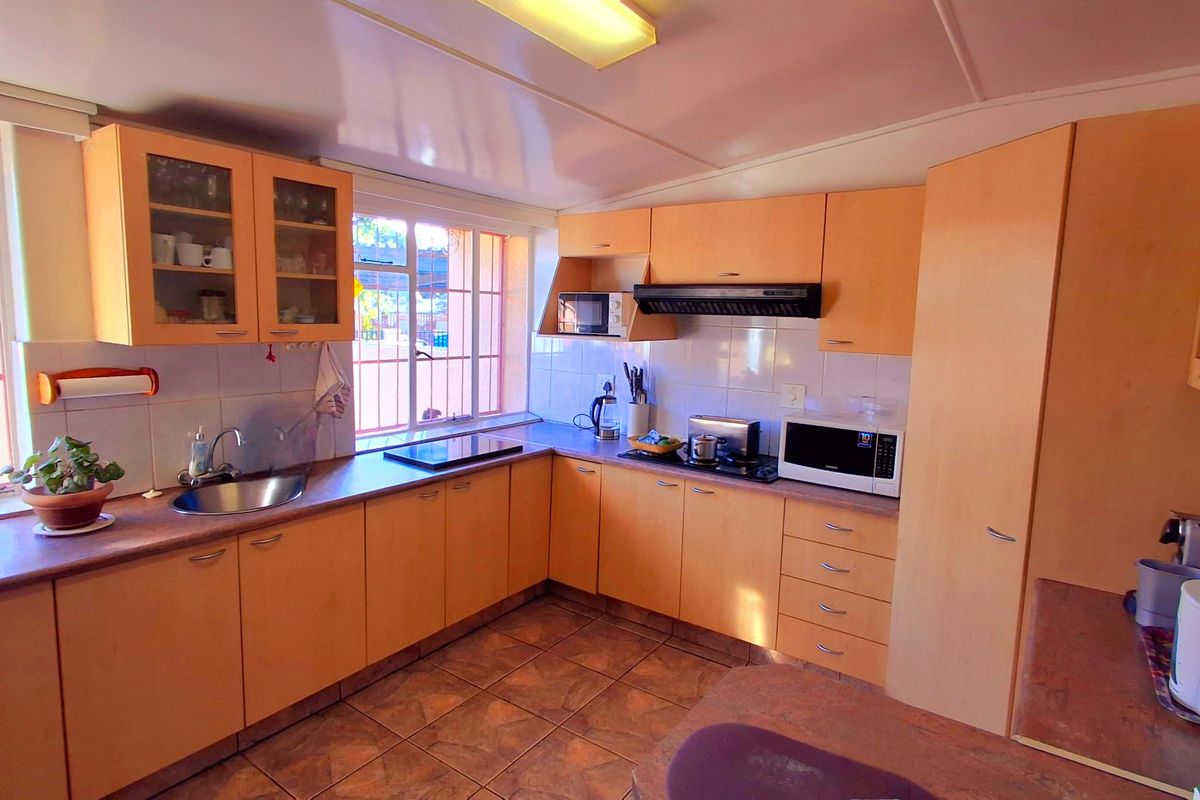 Spacious 4-Bedroom Family Home Within Walking Distance to a Primary School and Shopping Centers - Photo 5