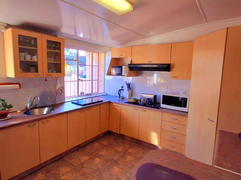 Spacious 4-Bedroom Family Home Within Walking Distance to a Primary School and Shopping Centers - Photo 5